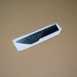 609000961AA-آرم روی گلگیر چپ آریزو 6-arrizo6 pro-TRIM LOGO-LH FENDER